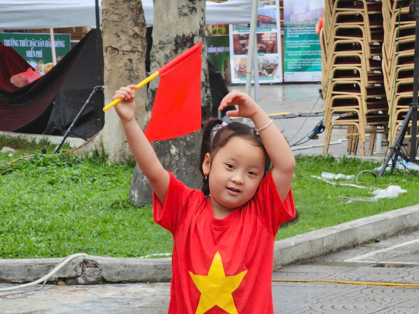 Hải Phòng rực rỡ cờ hoa trước giờ diễn ra chương trình duyệt đội ngũ và diễu hành quần chúng - Ảnh 9.