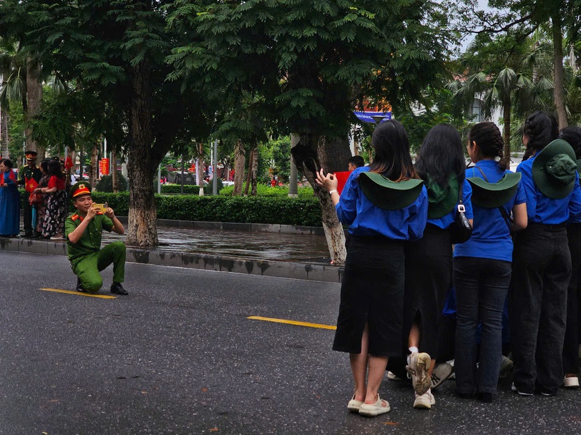Hải Phòng rực rỡ cờ hoa trước giờ diễn ra chương trình duyệt đội ngũ và diễu hành quần chúng - Ảnh 7.