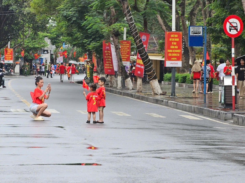 Hải Phòng rực rỡ cờ hoa trước giờ diễn ra chương trình duyệt đội ngũ và diễu hành quần chúng - Ảnh 14.