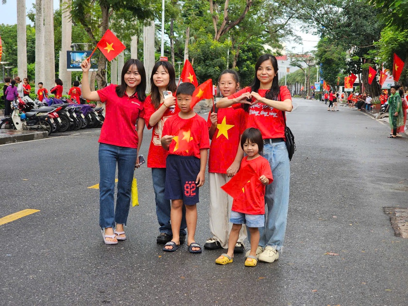 Hải Phòng rực rỡ cờ hoa trước giờ diễn ra chương trình duyệt đội ngũ và diễu hành quần chúng - Ảnh 15.