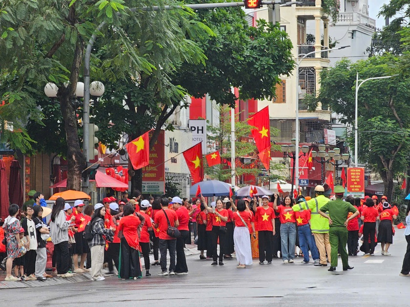 Hải Phòng rực rỡ cờ hoa trước giờ diễn ra chương trình duyệt đội ngũ và diễu hành quần chúng - Ảnh 4.