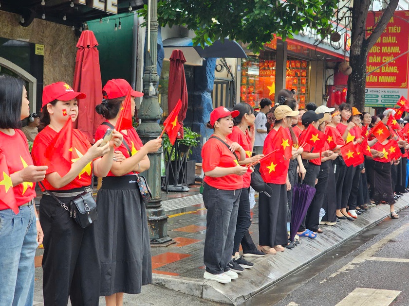 Hải Phòng rực rỡ cờ hoa trước giờ diễn ra chương trình duyệt đội ngũ và diễu hành quần chúng - Ảnh 11.