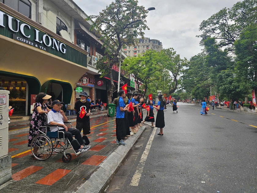 Hải Phòng rực rỡ cờ hoa trước giờ diễn ra chương trình duyệt đội ngũ và diễu hành quần chúng - Ảnh 13.