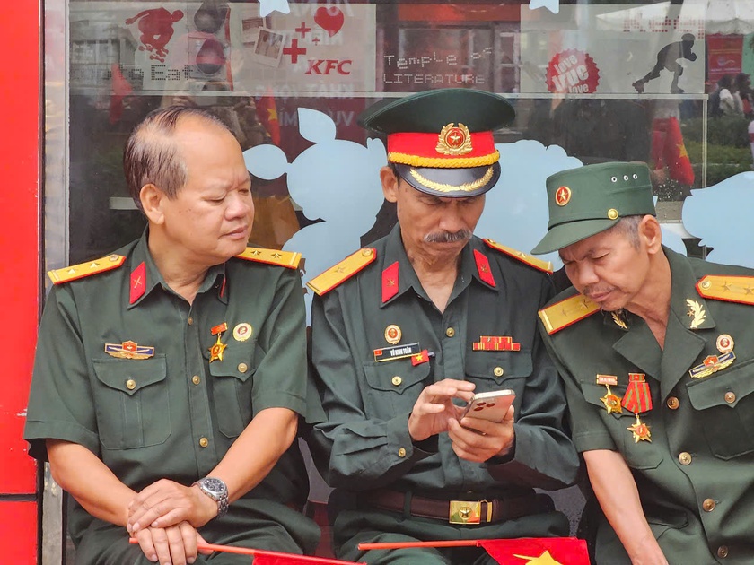 Hải Phòng rực rỡ cờ hoa trước giờ diễn ra chương trình duyệt đội ngũ và diễu hành quần chúng - Ảnh 5.