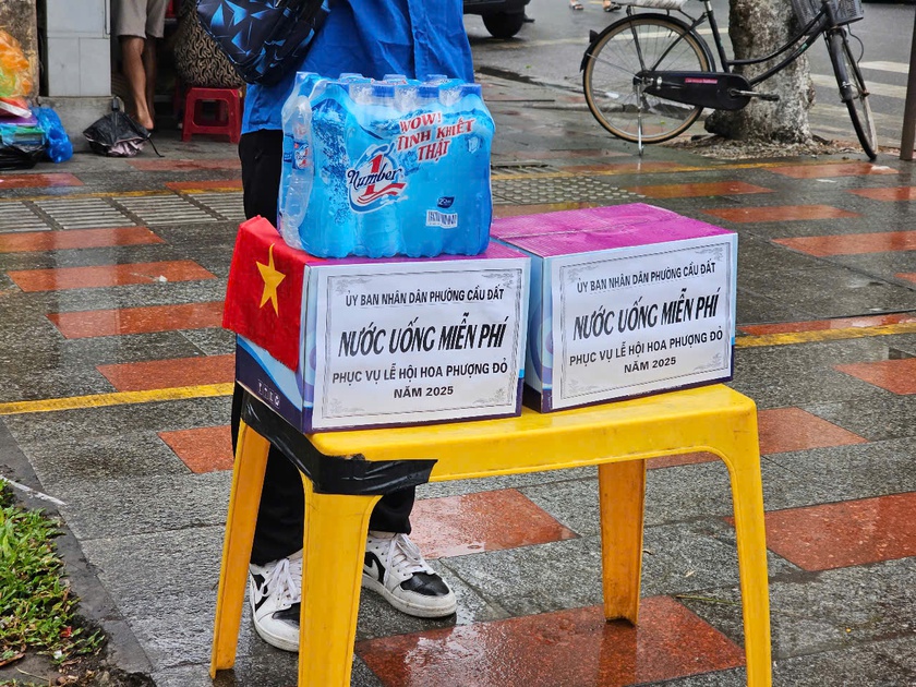 Hải Phòng rực rỡ cờ hoa trước giờ diễn ra chương trình duyệt đội ngũ và diễu hành quần chúng - Ảnh 8.