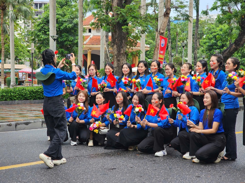 Hải Phòng rực rỡ cờ hoa trước giờ diễn ra chương trình duyệt đội ngũ và diễu hành quần chúng - Ảnh 16.
