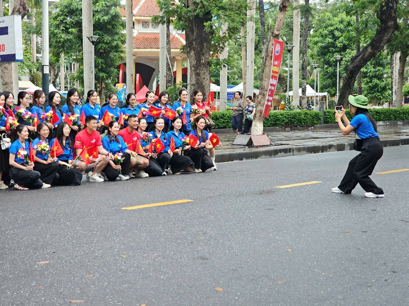 Hải Phòng rực rỡ cờ hoa trước giờ diễn ra chương trình duyệt đội ngũ và diễu hành quần chúng - Ảnh 10.