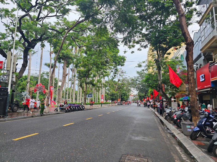 Hải Phòng rực rỡ cờ hoa trước giờ diễn ra chương trình duyệt đội ngũ và diễu hành quần chúng - Ảnh 3.