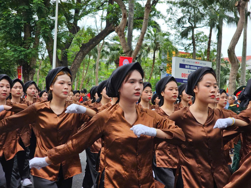 Chương trình Duyệt đội ngũ và Diễu hành quần chúng, khơi dậy khát vọng vươn lên của Hải Phòng - Ảnh 9.