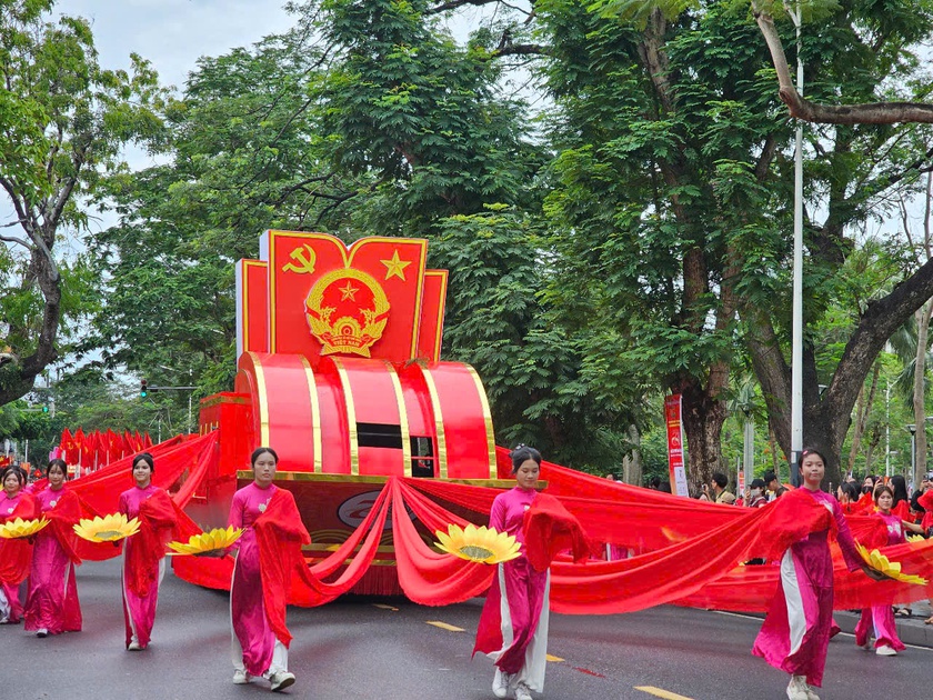 Chương trình Duyệt đội ngũ và Diễu hành quần chúng, khơi dậy khát vọng vươn lên của Hải Phòng - Ảnh 12.