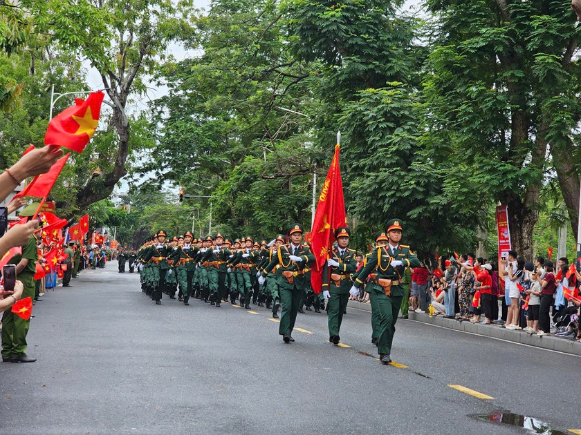 Chương trình Duyệt đội ngũ và Diễu hành quần chúng, khơi dậy khát vọng vươn lên của Hải Phòng - Ảnh 8.