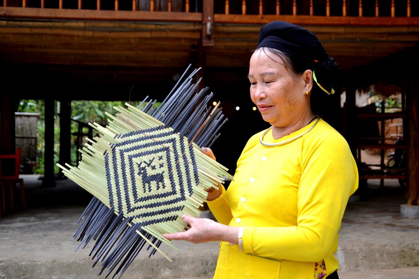 Vinh danh nghề đan lát người Tày và lễ cúng rừng người Pa Dí ở Lào Cai - Ảnh 1.