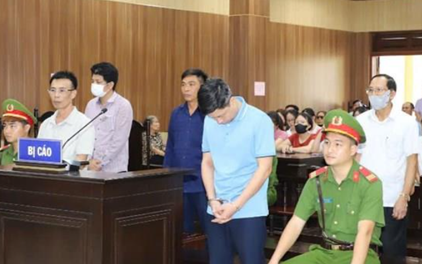 Phiên toà xét xử vụ án "Lợi dụng chức vụ, quyền hạn trong khi thi hành công vụ" và "Thiếu trách nhiệm gây hiệu quả nghiêm trọng" xảy ra tại xã Quảng Chính. Nguồn: TTXVN Phiên toà xét xử vụ án "Lợi dụng chức vụ, quyền hạn trong khi thi hành công vụ" và "Thiếu trách nhiệm gây hiệu quả nghiêm trọng" xảy ra tại xã Quảng Chính. Nguồn: TTXVN
