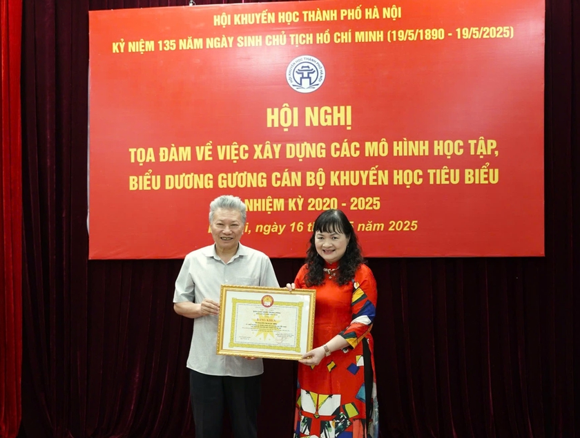 Hà Nội biểu dương gương cán bộ khuyến học tiêu biểu nhiệm kỳ 2020-2025 - Ảnh 9.