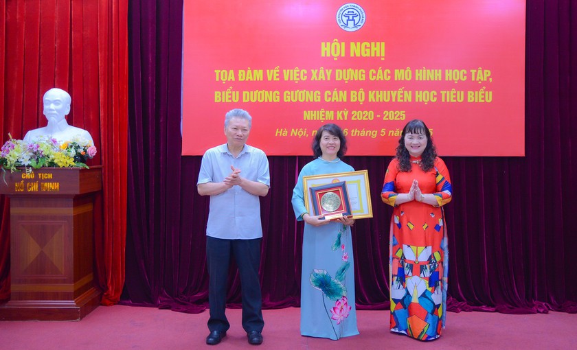 Hà Nội biểu dương gương cán bộ khuyến học tiêu biểu nhiệm kỳ 2020-2025 - Ảnh 12.
