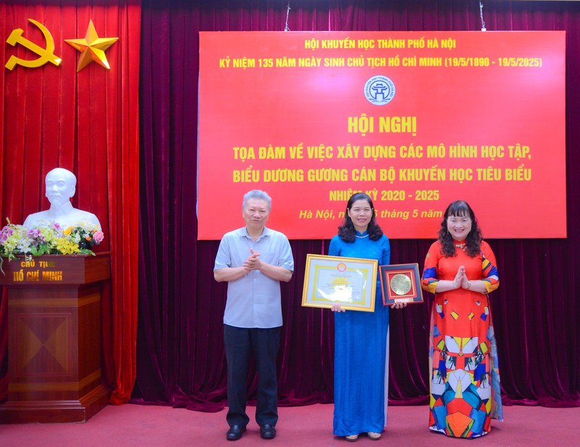 Hà Nội biểu dương gương cán bộ khuyến học tiêu biểu nhiệm kỳ 2020-2025 - Ảnh 11.