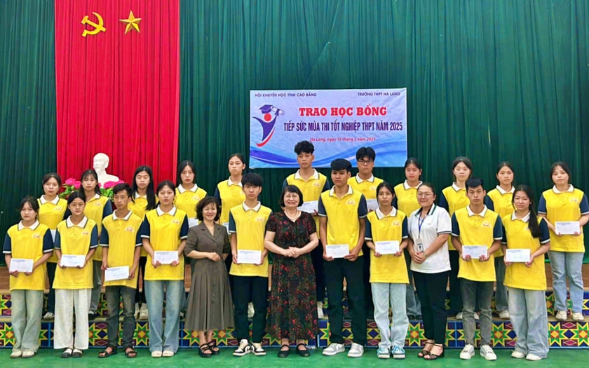 Hội Khuyến học tỉnh Cao Bằng trao học bổng "Tiếp sức mùa thi" 2025 - Ảnh 2.