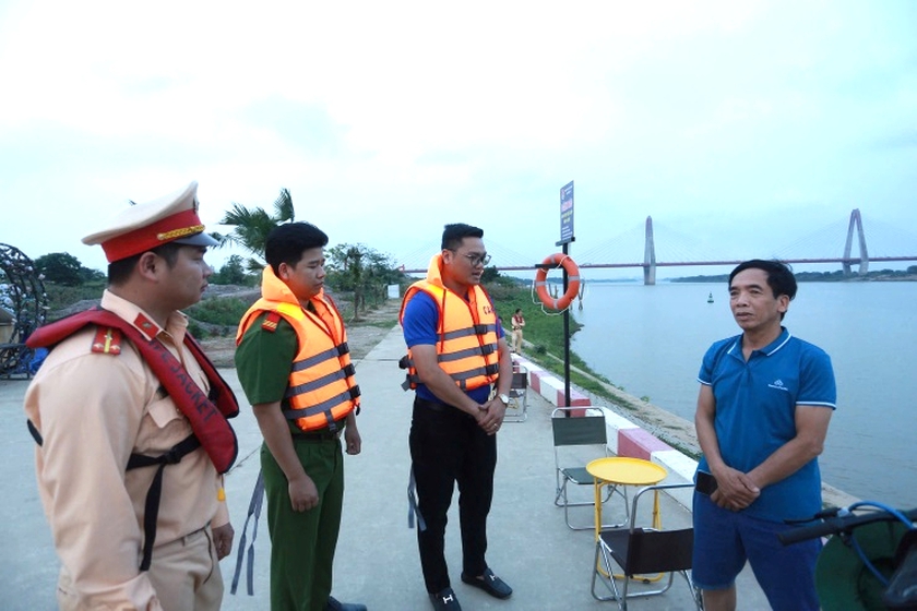 Phòng chống đuối nước mùa hè - Công an Hà Nội khuyến cáo tình trạng tắm sông - Ảnh 1.