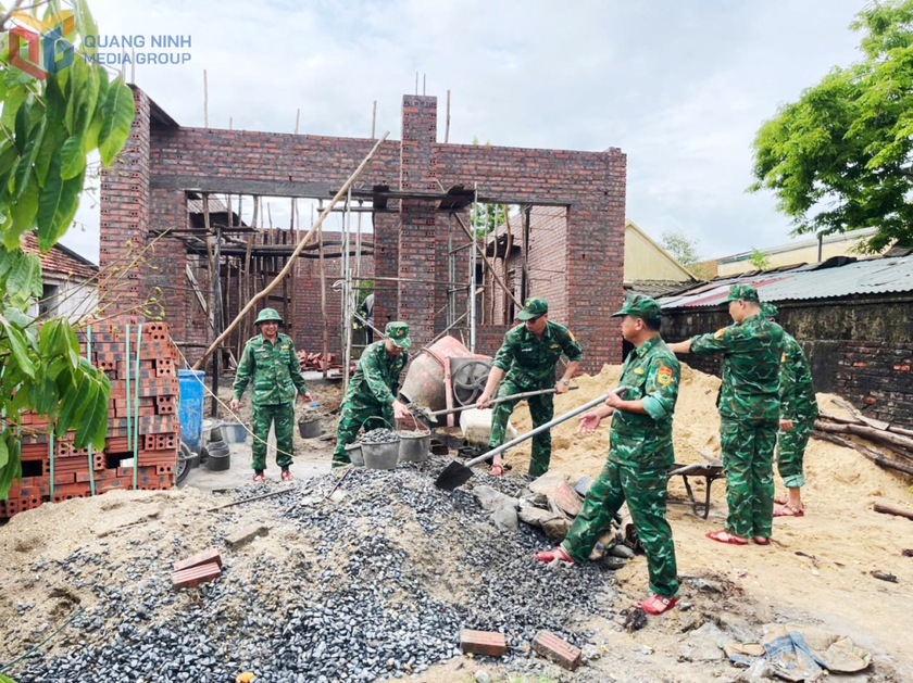 Đồn Biên phòng Trà Cổ: Hỗ trợ hộ gia đình có hoàn cảnh khó khăn 100 triệu đồng xây dựng nhà ở - Ảnh 2.