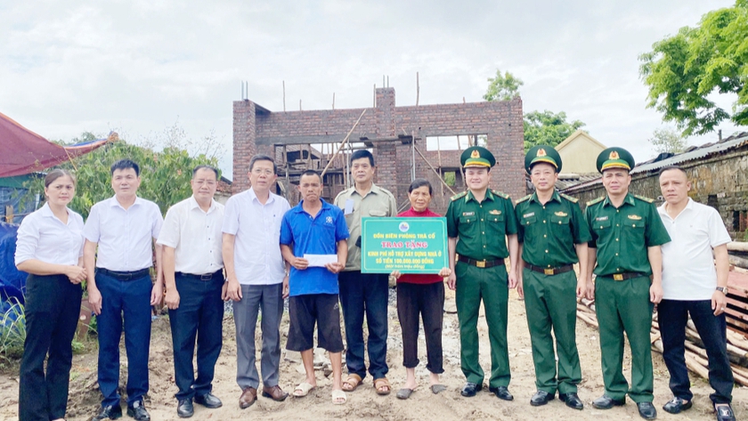 Đồn Biên phòng Trà Cổ: Hỗ trợ hộ gia đình có hoàn cảnh khó khăn 100 triệu đồng xây dựng nhà ở - Ảnh 1.