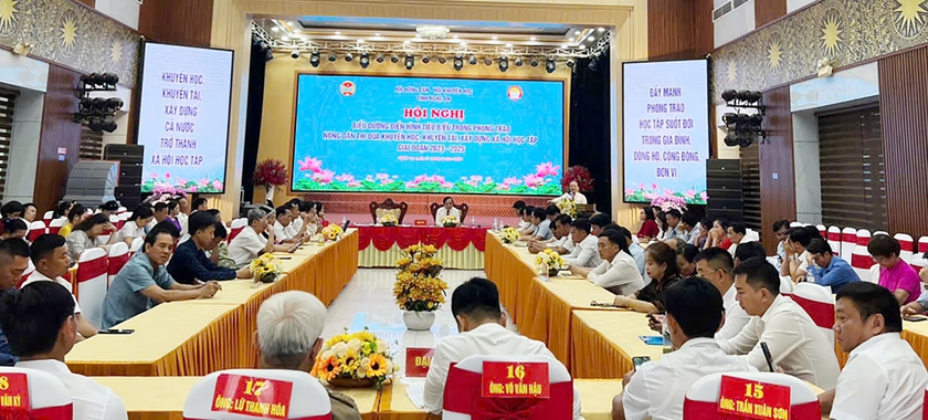 Tuyên dương 50 nông dân tiêu biểu phong trào khuyến học, khuyến tài - Ảnh 2.