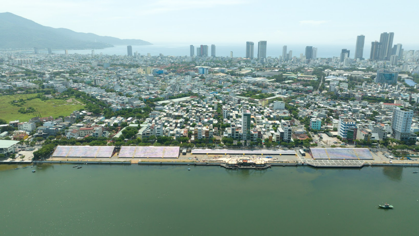Sân khấu “khủng” của Lễ hội pháo hoa quốc tế Đà Nẵng hoàn thiện những bước cuối cùng- Ảnh 1. Sân khấu “khủng” của Lễ hội pháo hoa quốc tế Đà Nẵng hoàn thiện những bước cuối cùng- Ảnh 1.