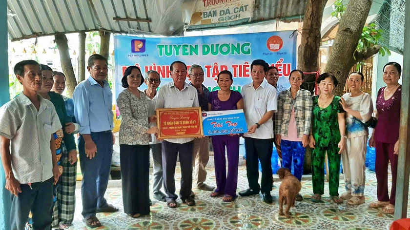 Hội Khuyến học tỉnh Đồng Tháp trao học bổng Gương sáng hiếu học cho sinh viên Thanh Thảo - Ảnh 3.