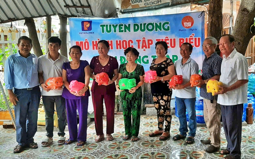 Hội Khuyến học tỉnh Đồng Tháp trao học bổng Gương sáng hiếu học cho sinh viên Thanh Thảo - Ảnh 4.