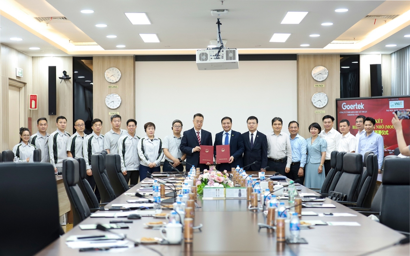 Phó Giám đốc ĐHQGHN Đào Thanh Trường và Phó chủ tịch Tập đoàn Goertek toàn cầu kiêm Chủ tịch Hội đồng quản trị - Tổng giám đốc Goertek Việt Nam ông George Jiang đã ký kết văn bản thỏa thuận hợp tác giữa hai đơn vị. Ảnh: VNU Phó Giám đốc ĐHQGHN Đào Thanh Trường và Phó chủ tịch Tập đoàn Goertek toàn cầu kiêm Chủ tịch Hội đồng quản trị - Tổng giám đốc Goertek Việt Nam ông George Jiang đã ký kết văn bản thỏa thuận hợp tác giữa hai đơn vị. Ảnh: VNU