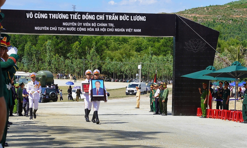 Lễ an táng nguyên Chủ tịch nước Trần Đức Lương tại Quảng Ngãi - Ảnh 6.