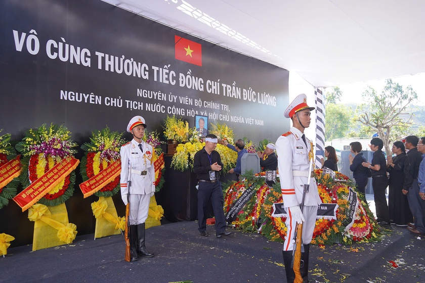 Lễ an táng nguyên Chủ tịch nước Trần Đức Lương tại Quảng Ngãi - Ảnh 9.