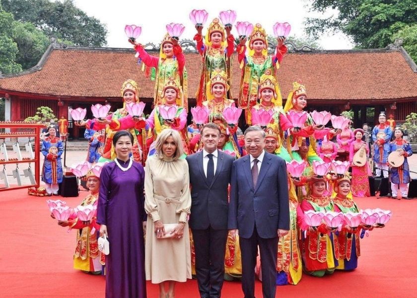 Tổng Bí thư Tô Lâm và Tổng thống Pháp Emmanuel Macron thăm Văn Miếu - Quốc Tử Giám - Ảnh 2.