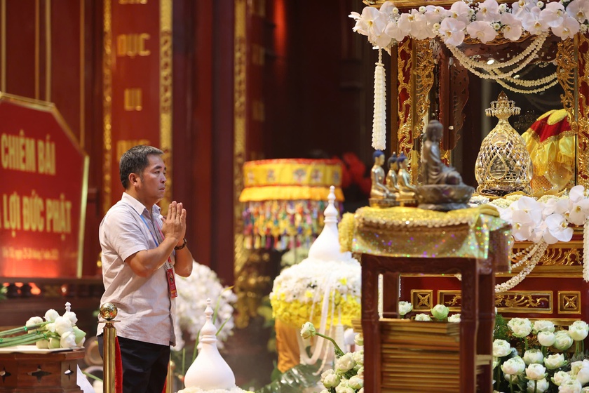 Quảng Ninh: Hàng vạn người đổ về Yên Tử để chiêm bái xá lợi Đức Phật - Ảnh 11.