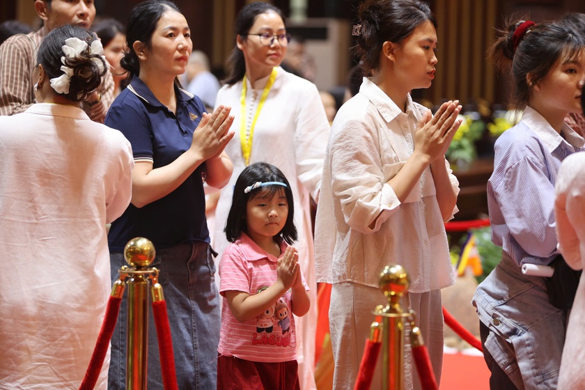Quảng Ninh: Hàng vạn người đổ về Yên Tử để chiêm bái xá lợi Đức Phật - Ảnh 5.