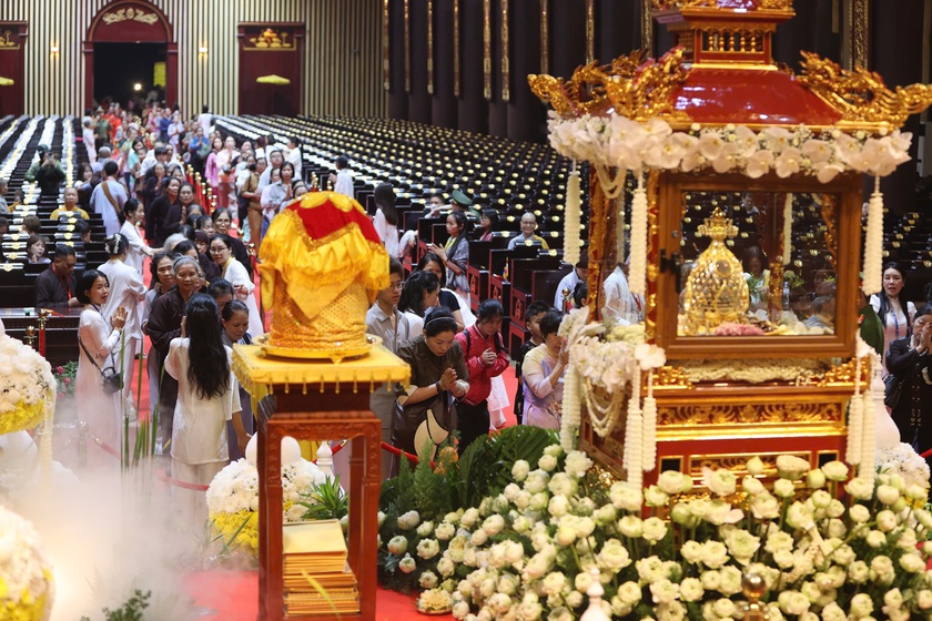 Quảng Ninh: Hàng vạn người đổ về Yên Tử để chiêm bái xá lợi Đức Phật - Ảnh 1.