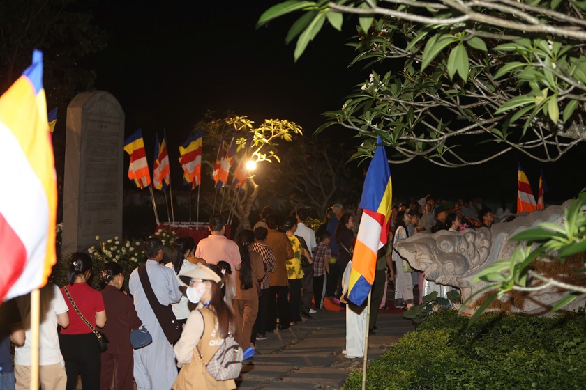 Quảng Ninh: Hàng vạn người đổ về Yên Tử để chiêm bái xá lợi Đức Phật - Ảnh 2.