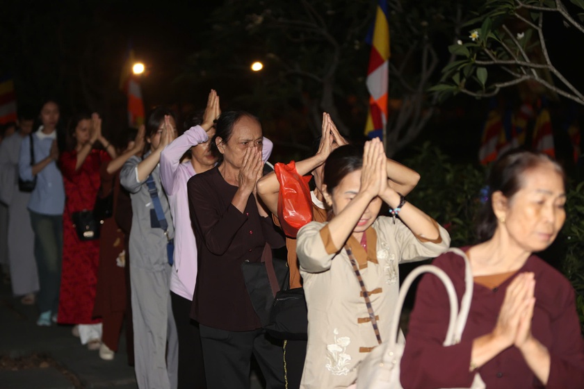 Quảng Ninh: Hàng vạn người đổ về Yên Tử để chiêm bái xá lợi Đức Phật - Ảnh 3.
