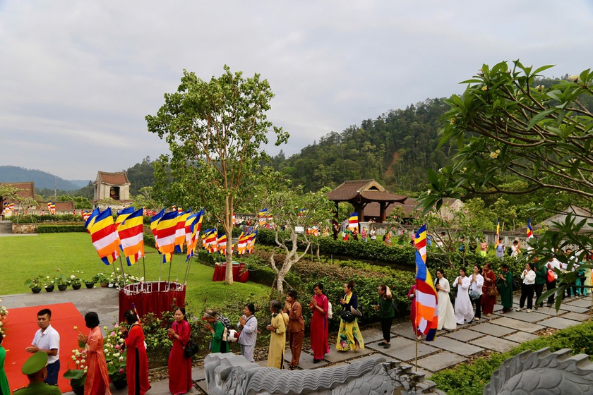Quảng Ninh: Hàng vạn người đổ về Yên Tử để chiêm bái xá lợi Đức Phật - Ảnh 7.