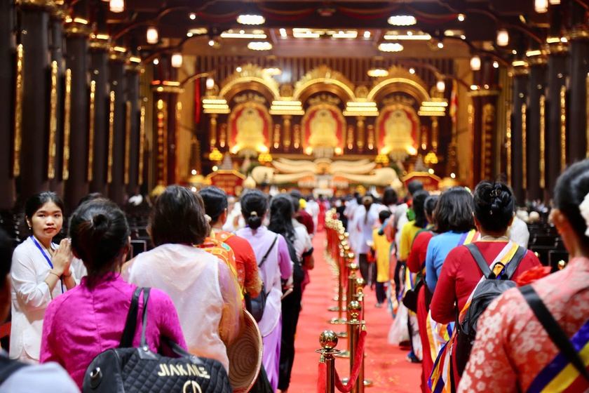 Quảng Ninh: Hàng vạn người đổ về Yên Tử để chiêm bái xá lợi Đức Phật - Ảnh 4.