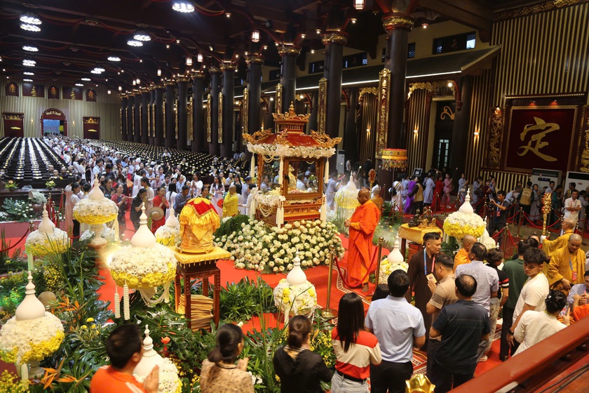 Quảng Ninh: Hàng vạn người đổ về Yên Tử để chiêm bái xá lợi Đức Phật - Ảnh 9.