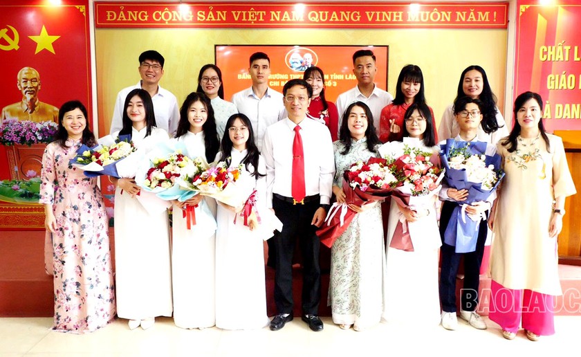 Thêm 5 học sinh Trường trung học phổ thông chuyên Lào Cai được kết nạp Đảng trong nhà trường - Ảnh 1.