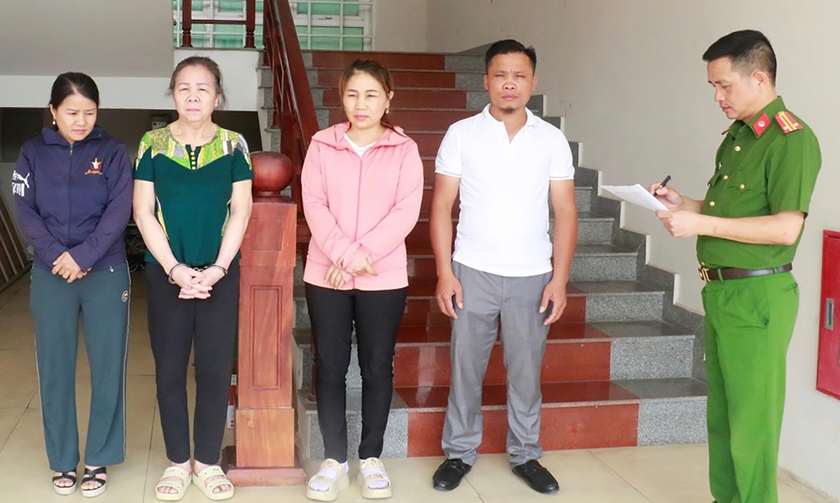 Công an Nghệ An triệt xoá đường dây sản xuất kem đánh răng, dầu gội đầu giả- Ảnh 4. Công an Nghệ An triệt xoá đường dây sản xuất kem đánh răng, dầu gội đầu giả- Ảnh 4.