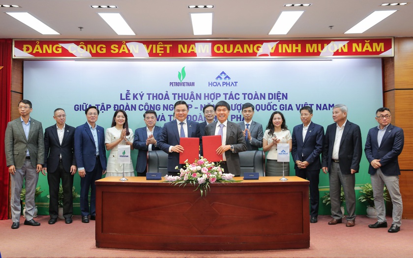 Chủ tịch HĐTV Petrovietnam Lê Mạnh Hùng và Chủ tịch HĐQT Tập đoàn Hòa Phát Trần Đình Long ký kết thỏa thuận hợp tác toàn diện giữa hai tập đoàn. Nguồn: PVN Chủ tịch HĐTV Petrovietnam Lê Mạnh Hùng và Chủ tịch HĐQT Tập đoàn Hòa Phát Trần Đình Long ký kết thỏa thuận hợp tác toàn diện giữa hai tập đoàn. Nguồn: PVN