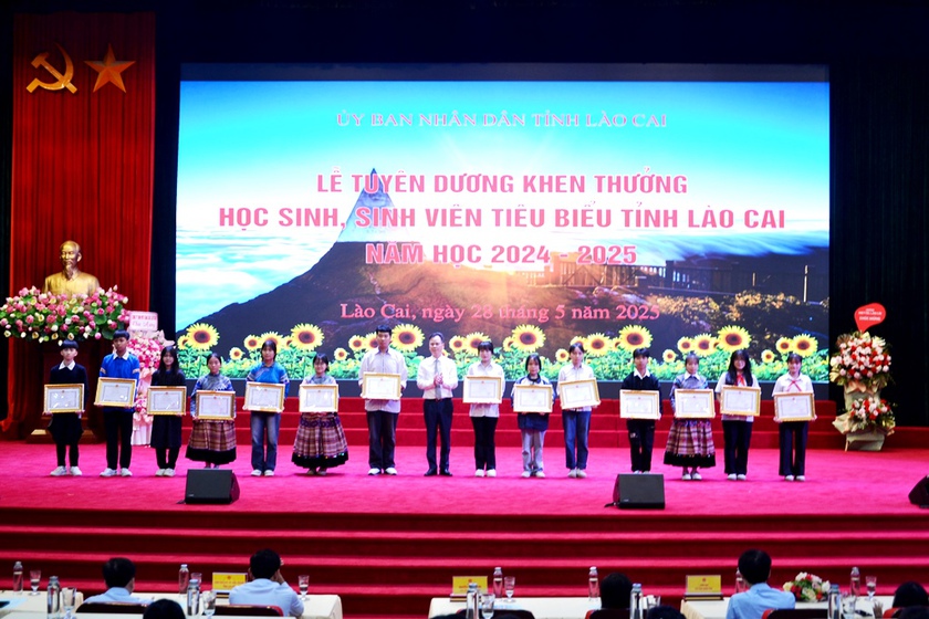 Lào Cai tuyên dương, khen thưởng 500 học sinh, sinh viên tiêu biểu xuất sắc - Ảnh 5.