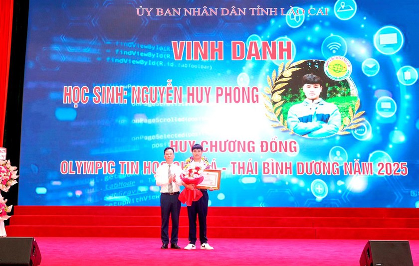 Lào Cai tuyên dương, khen thưởng 500 học sinh, sinh viên tiêu biểu xuất sắc - Ảnh 6.