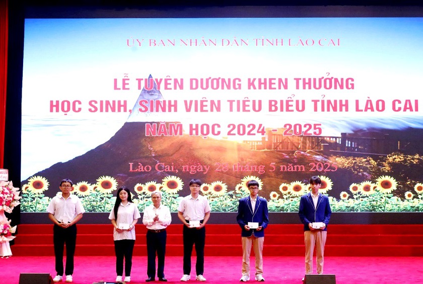Lào Cai tuyên dương, khen thưởng 500 học sinh, sinh viên tiêu biểu xuất sắc - Ảnh 7.