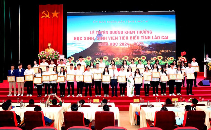 Lào Cai tuyên dương, khen thưởng 500 học sinh, sinh viên tiêu biểu xuất sắc - Ảnh 1.