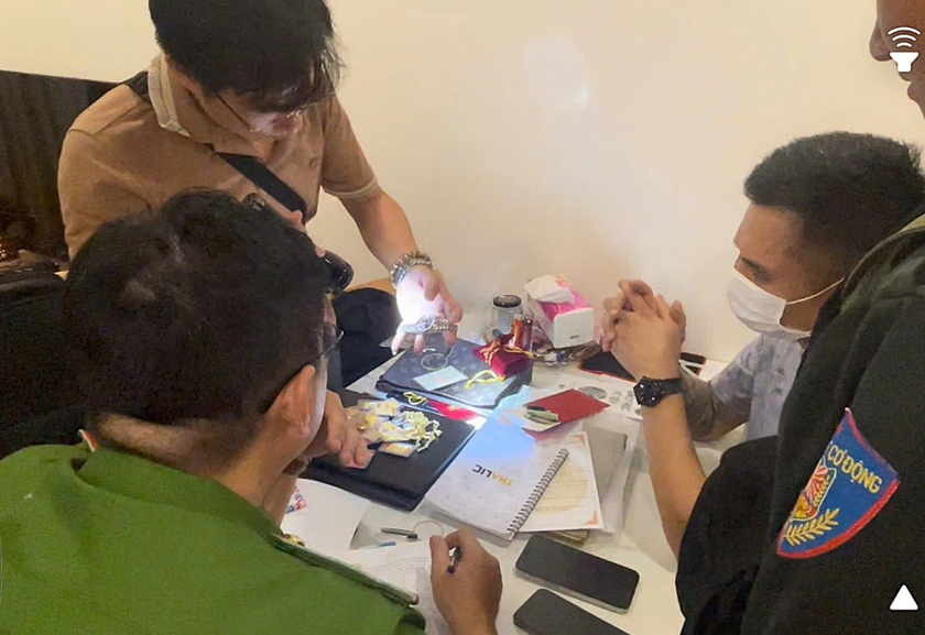 Bắt nhóm đối tượng lừa đảo gần 10.000 tỉ đồng qua sàn tiền ảo- Ảnh 1. Bắt nhóm đối tượng lừa đảo gần 10.000 tỉ đồng qua sàn tiền ảo- Ảnh 1.