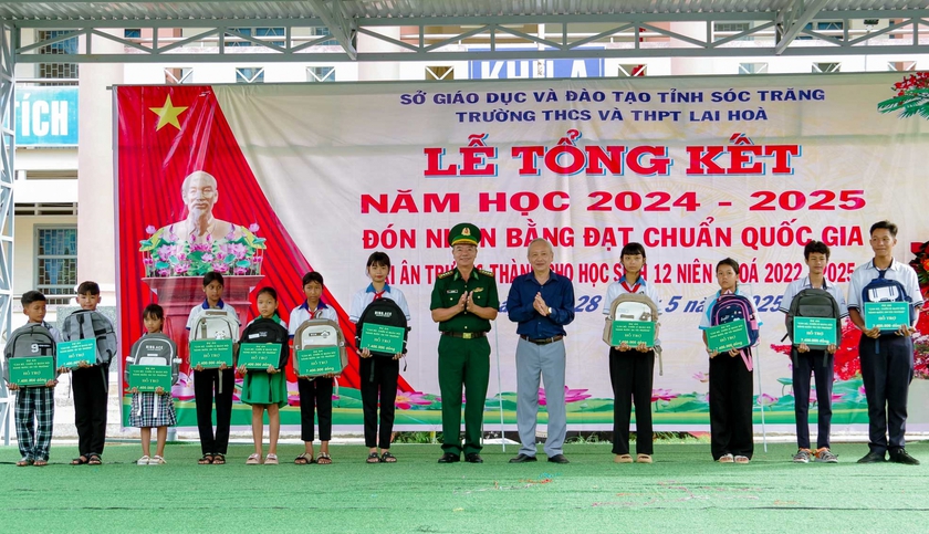 Bộ đội Biên phòng tỉnh Sóc Trăng trao tặng 250 suất học bổng hàng năm trong Chương trình “Nâng bước em tới trường” - Ảnh 1.