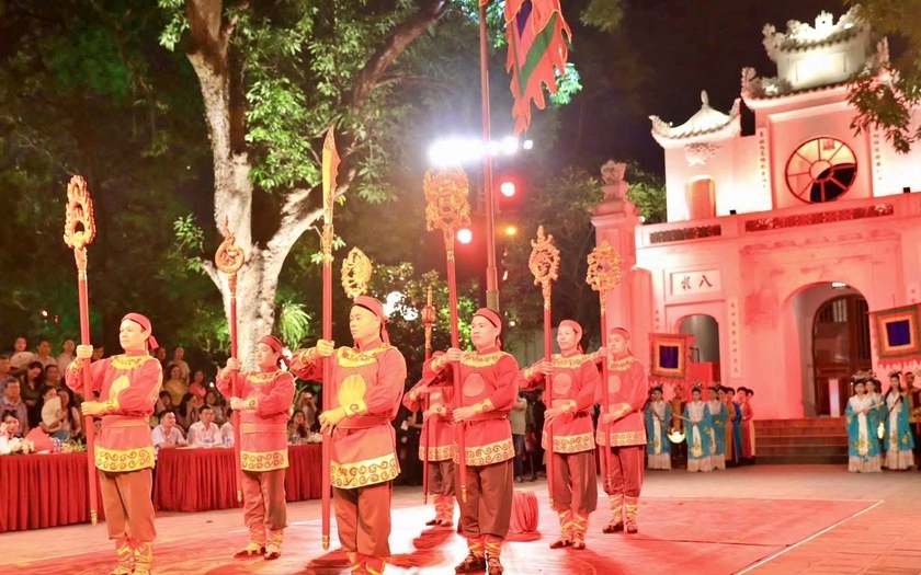 "Tiếng chuông Trấn Vũ" - tour đêm du lịch Hà Nội - Ảnh 3.